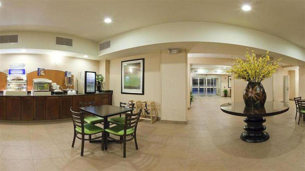 Holiday Inn Express & Suites North Topeka Ngoại thất bức ảnh