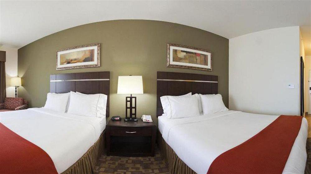 Holiday Inn Express & Suites North Topeka Ngoại thất bức ảnh