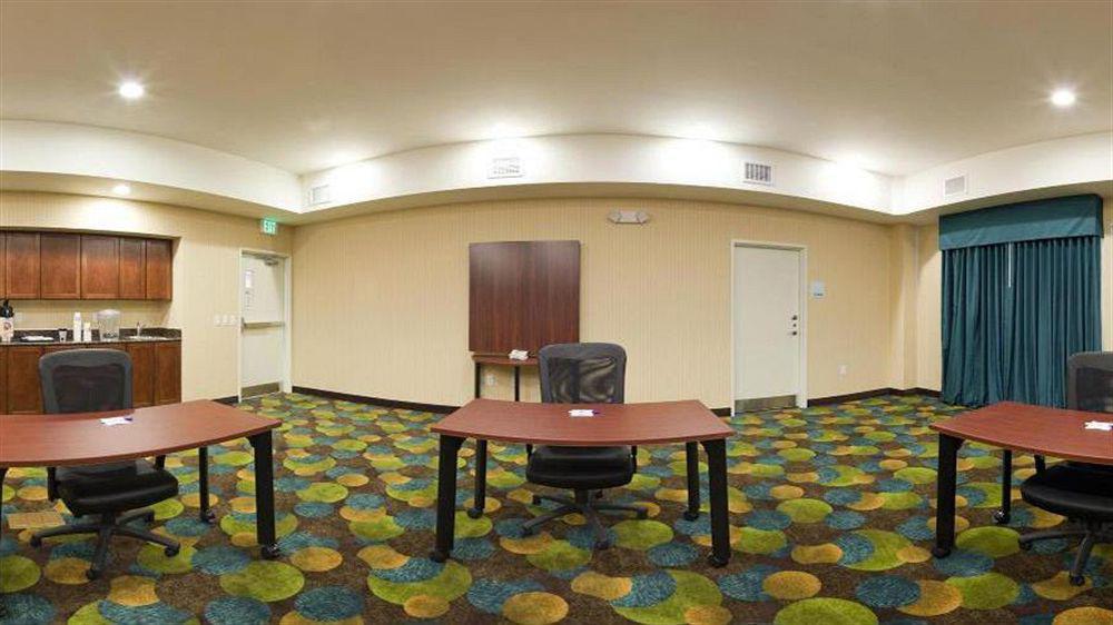 Holiday Inn Express & Suites North Topeka Ngoại thất bức ảnh