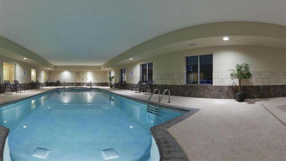 Holiday Inn Express & Suites North Topeka Ngoại thất bức ảnh