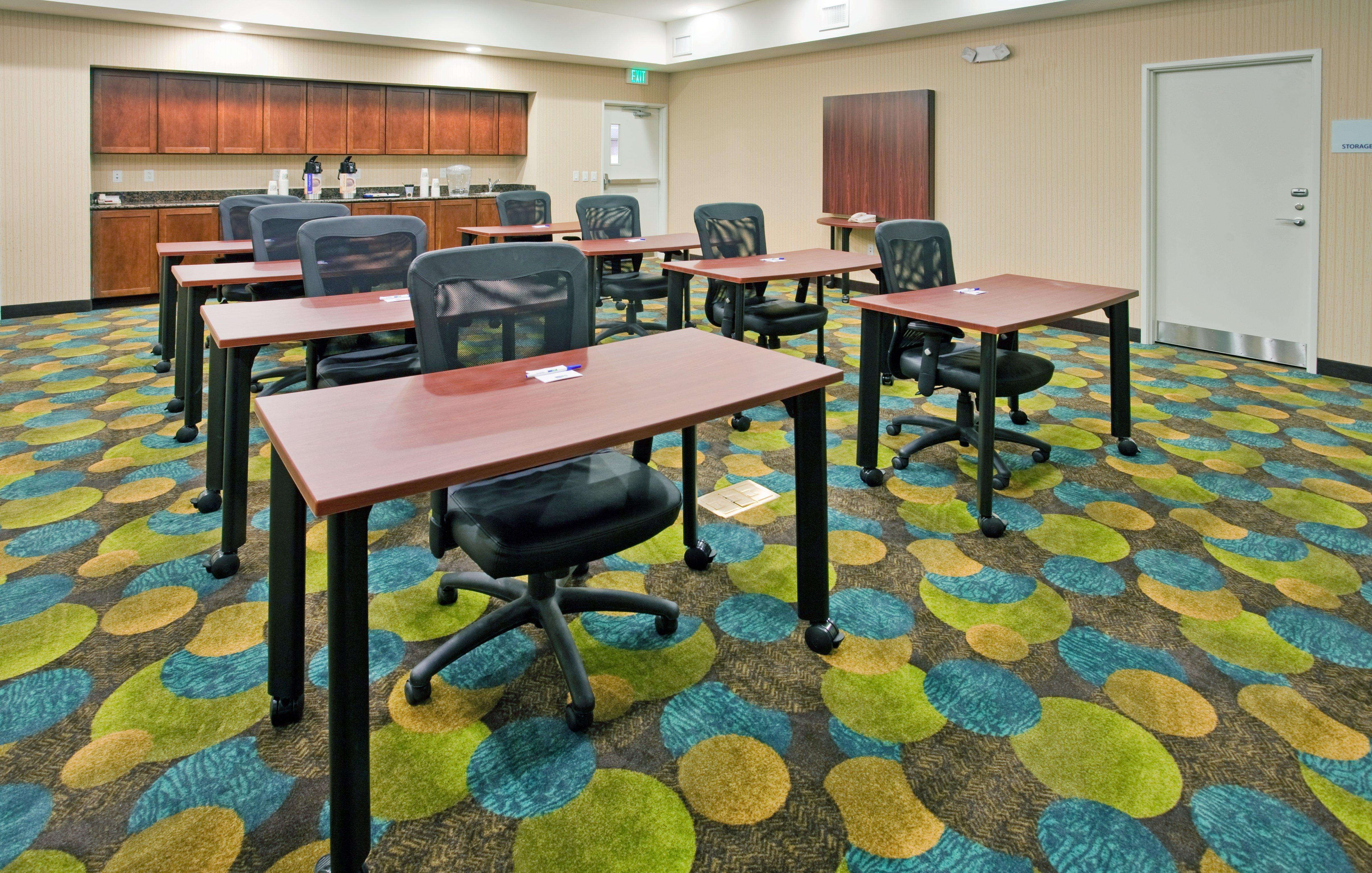 Holiday Inn Express & Suites North Topeka Ngoại thất bức ảnh