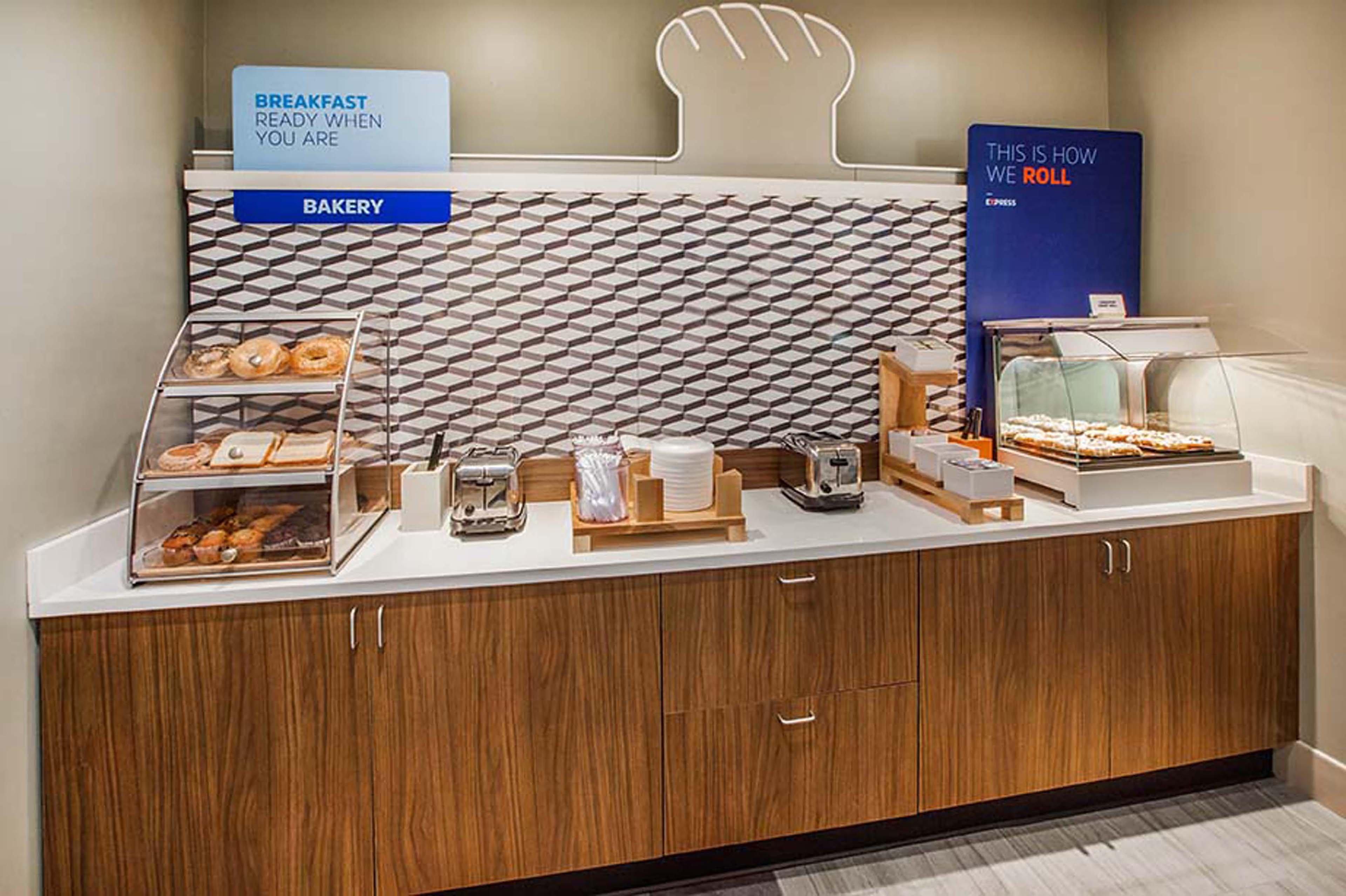 Holiday Inn Express & Suites North Topeka Ngoại thất bức ảnh