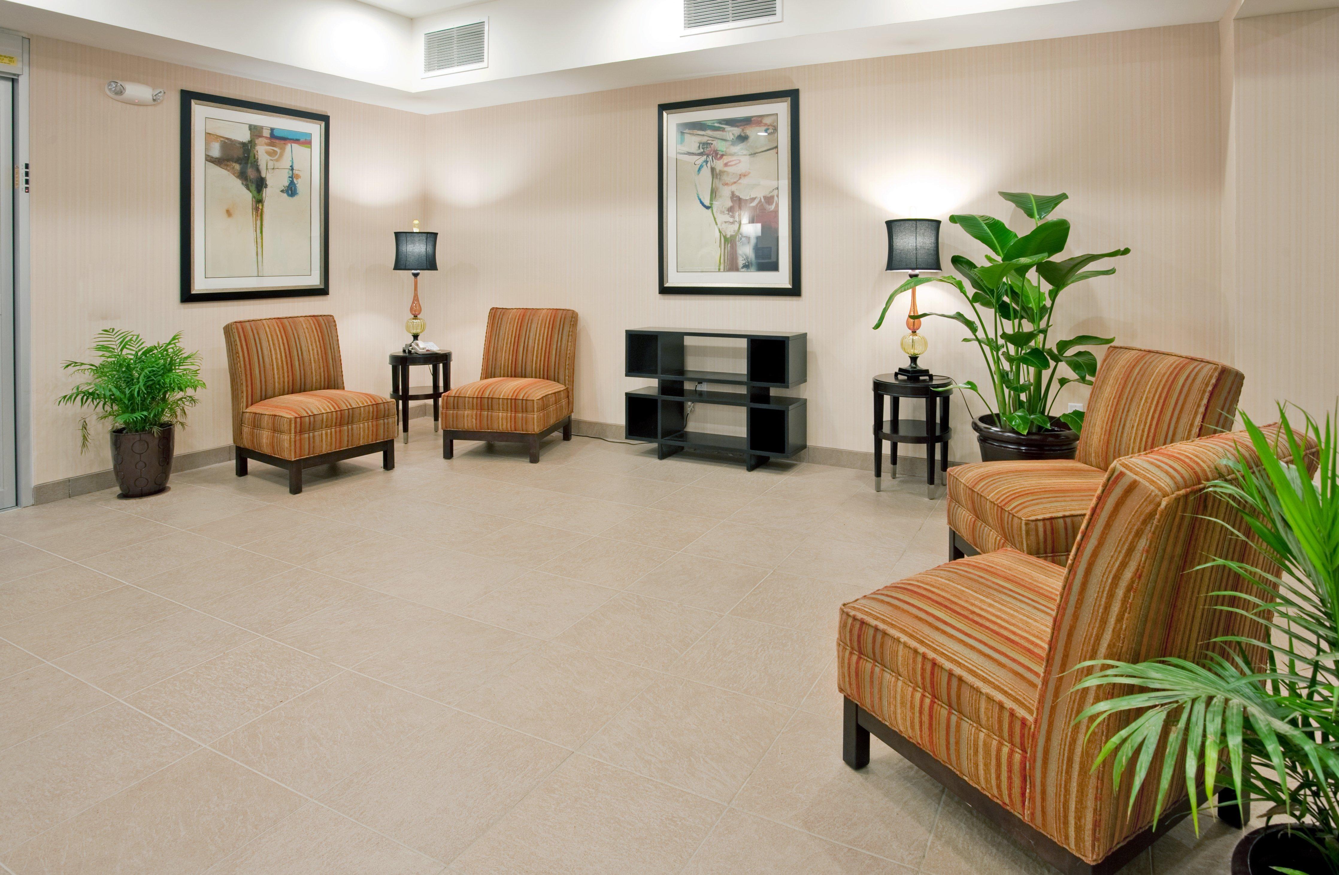 Holiday Inn Express & Suites North Topeka Ngoại thất bức ảnh