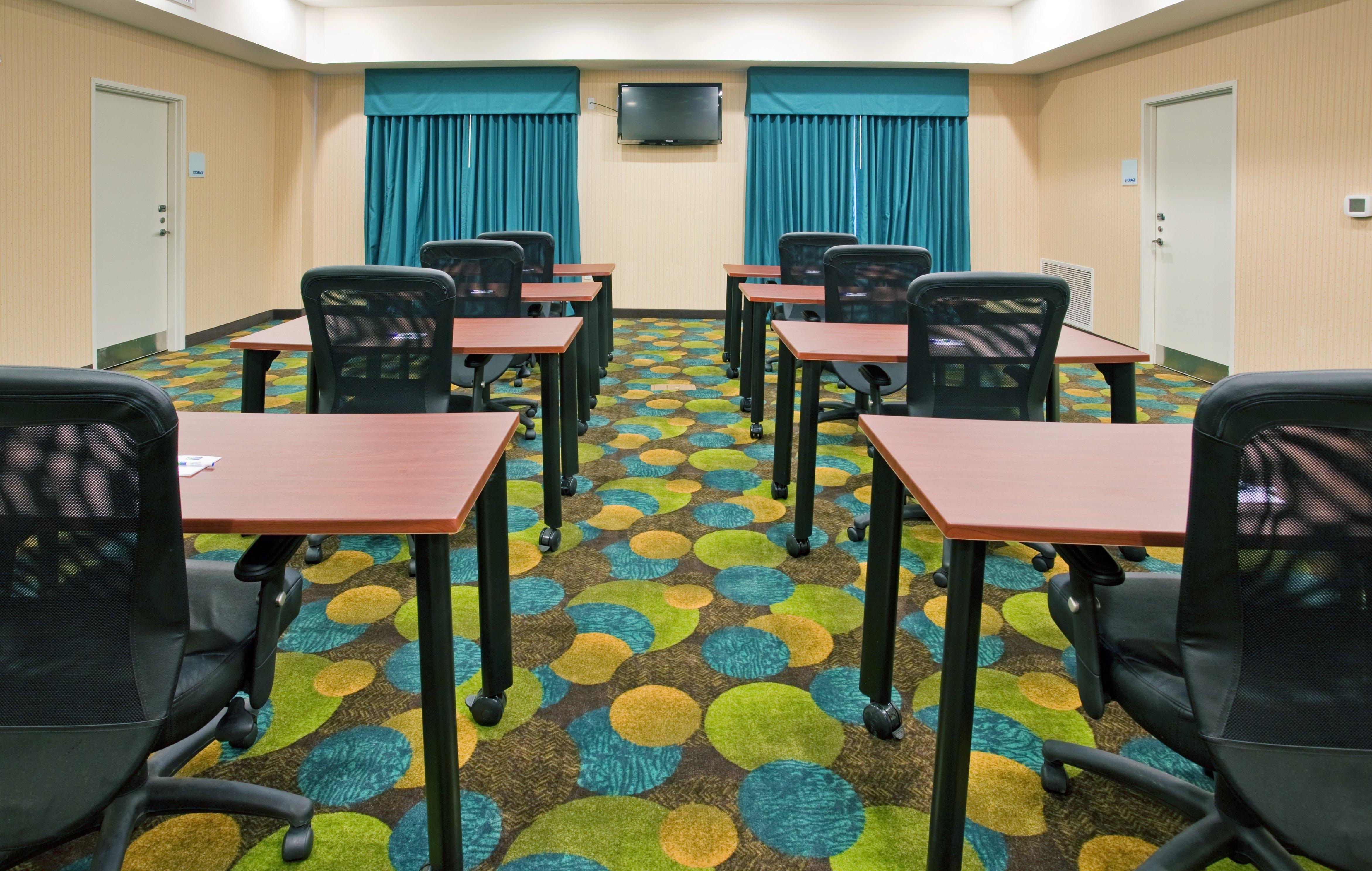 Holiday Inn Express & Suites North Topeka Ngoại thất bức ảnh