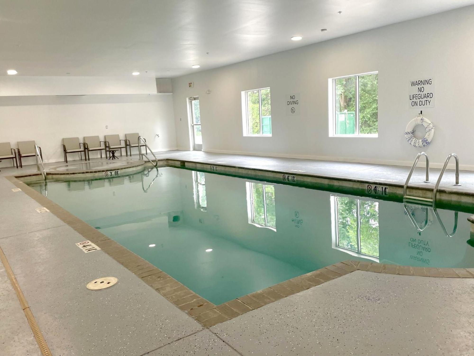 Holiday Inn Express & Suites North Topeka Ngoại thất bức ảnh