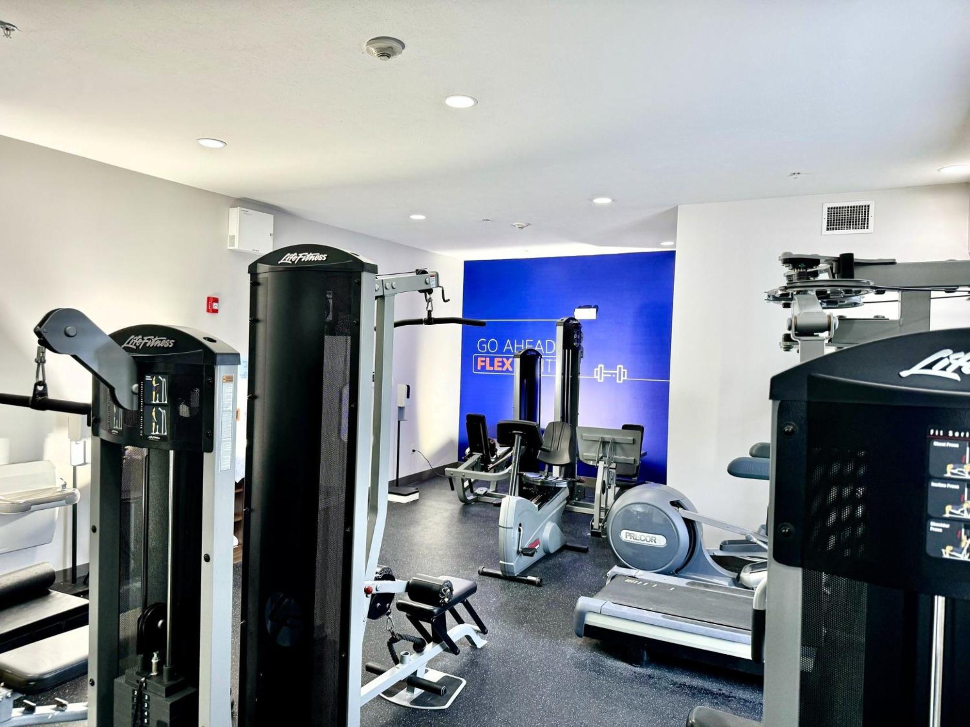 Holiday Inn Express & Suites North Topeka Ngoại thất bức ảnh