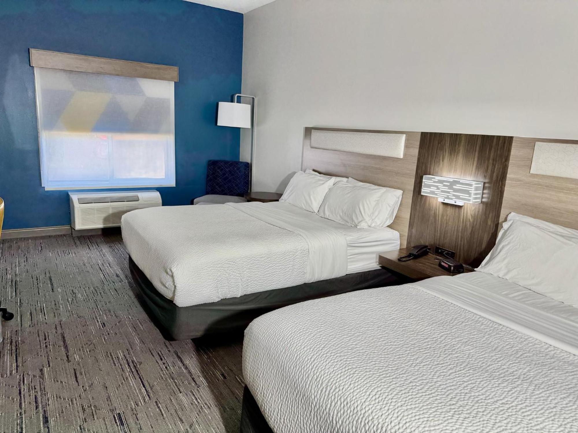 Holiday Inn Express & Suites North Topeka Ngoại thất bức ảnh