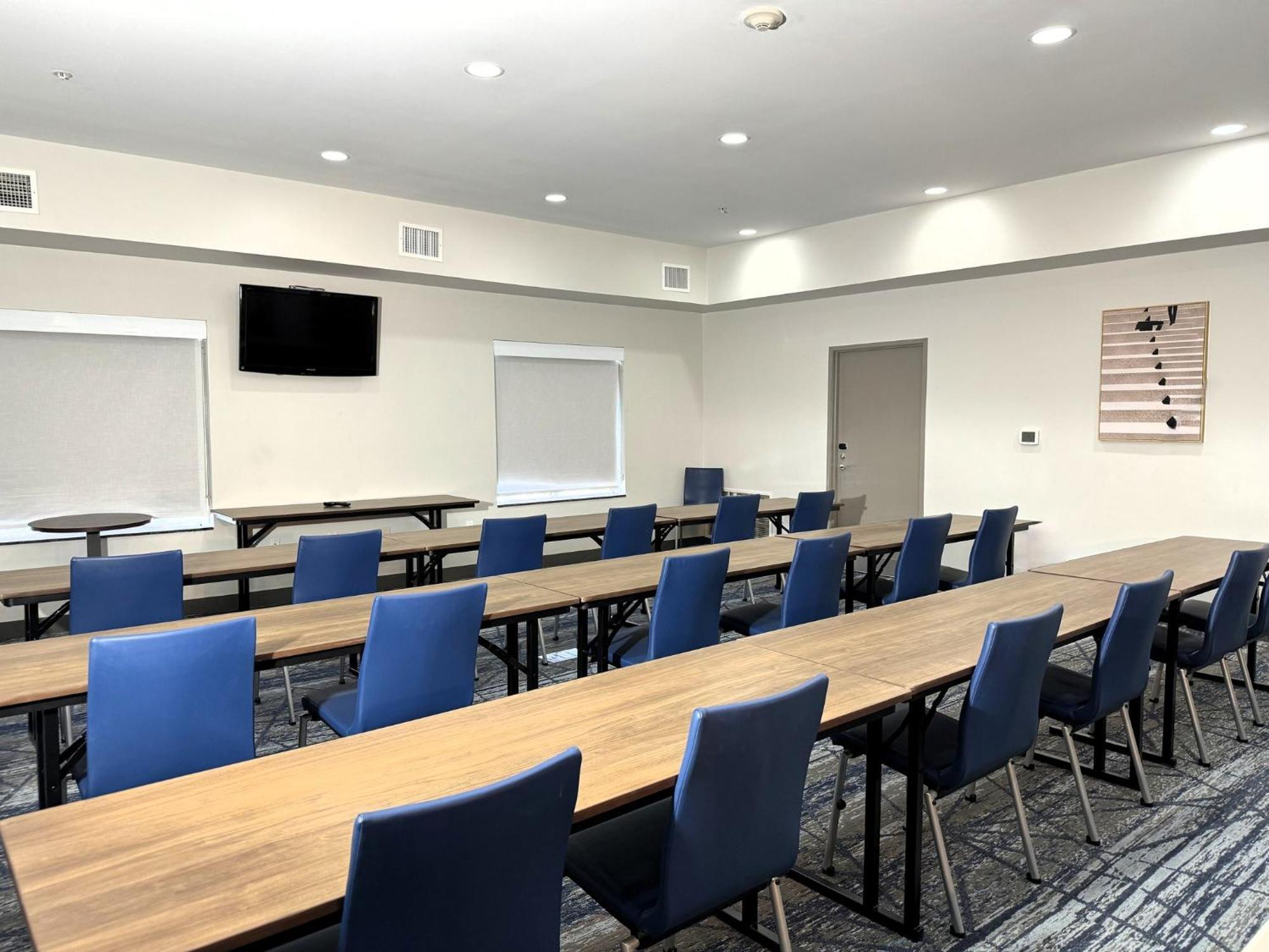 Holiday Inn Express & Suites North Topeka Ngoại thất bức ảnh