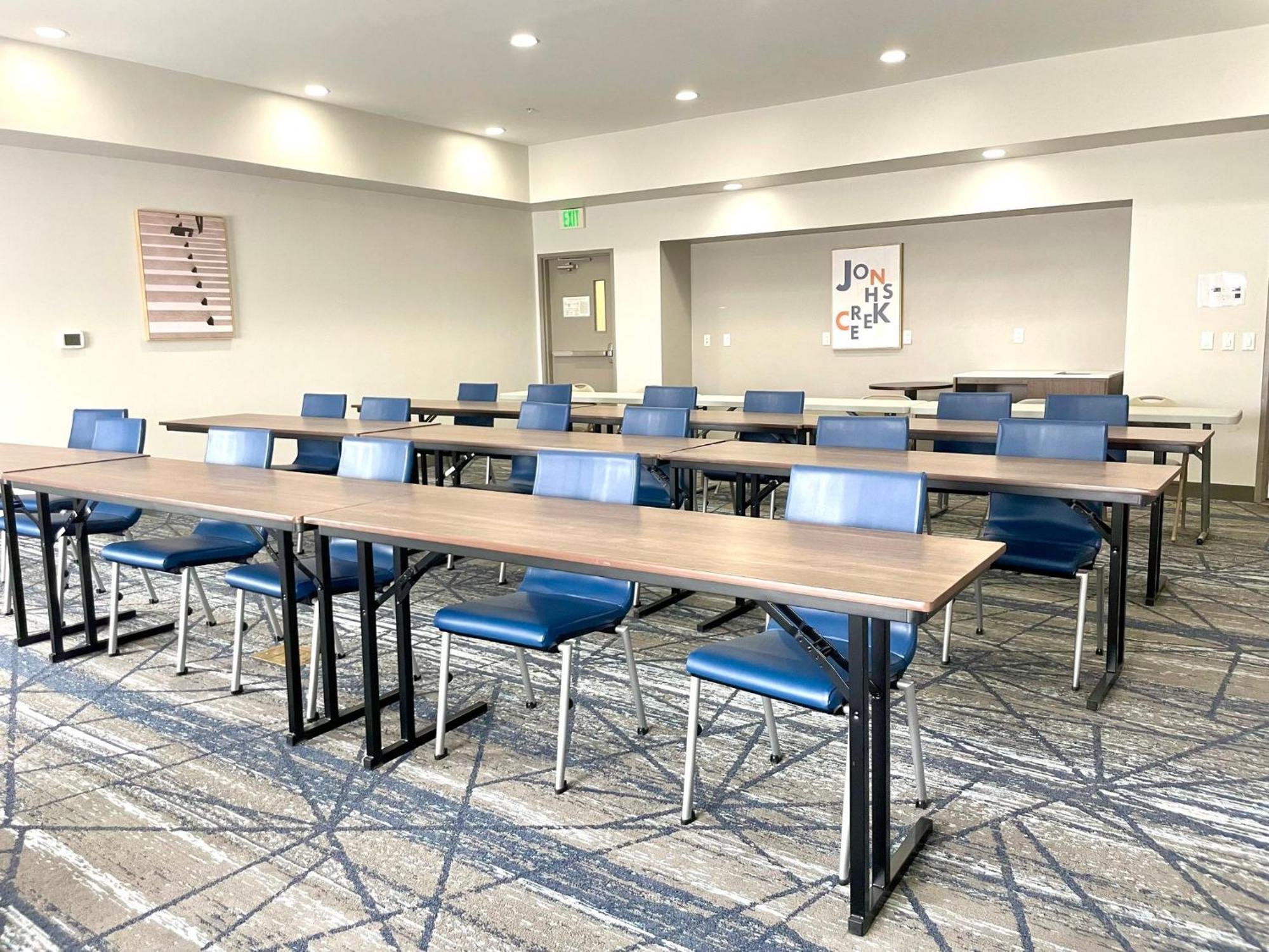 Holiday Inn Express & Suites North Topeka Ngoại thất bức ảnh