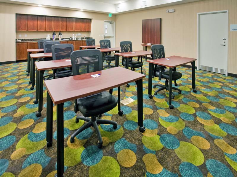 Holiday Inn Express & Suites North Topeka Ngoại thất bức ảnh