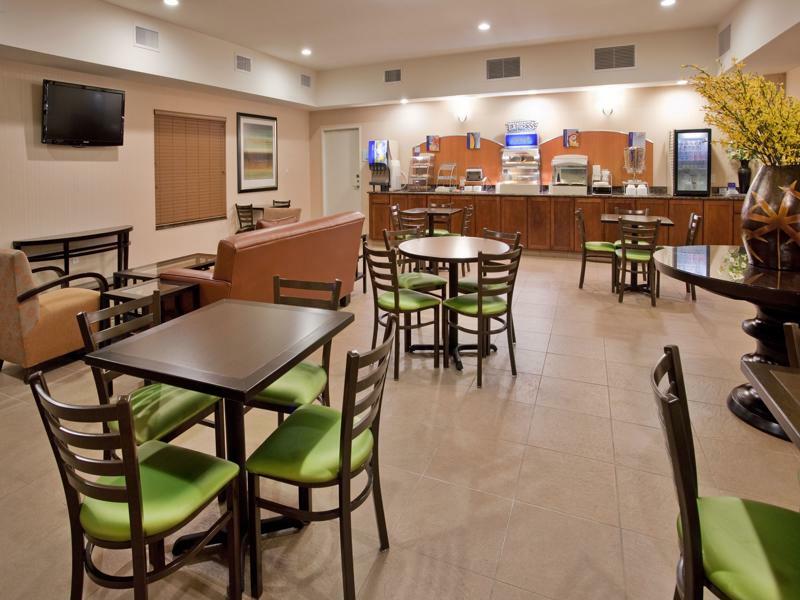 Holiday Inn Express & Suites North Topeka Ngoại thất bức ảnh