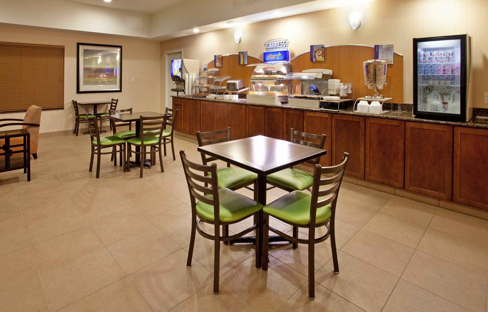 Holiday Inn Express & Suites North Topeka Ngoại thất bức ảnh