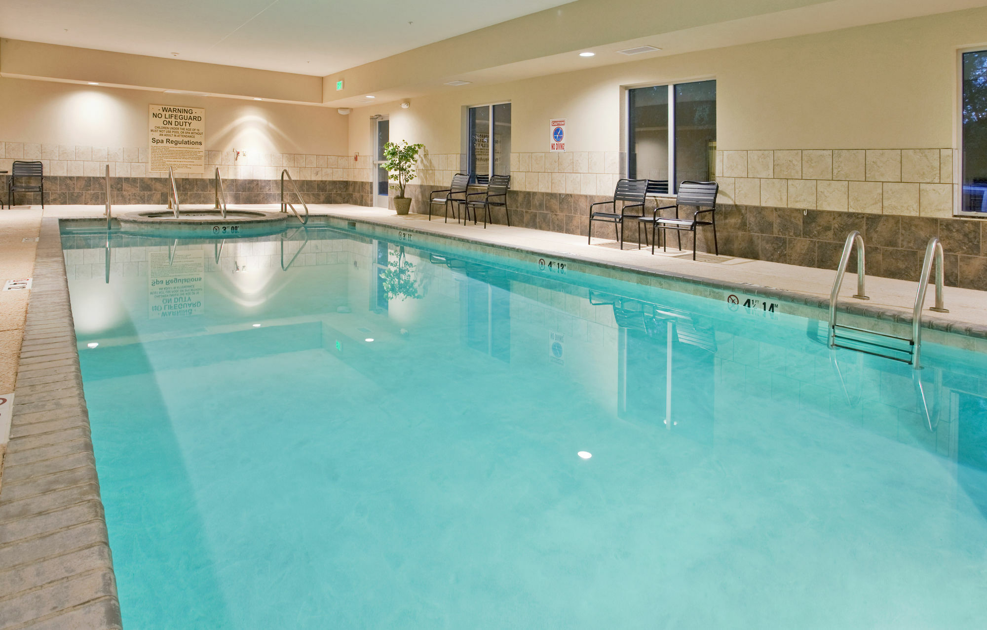 Holiday Inn Express & Suites North Topeka Ngoại thất bức ảnh