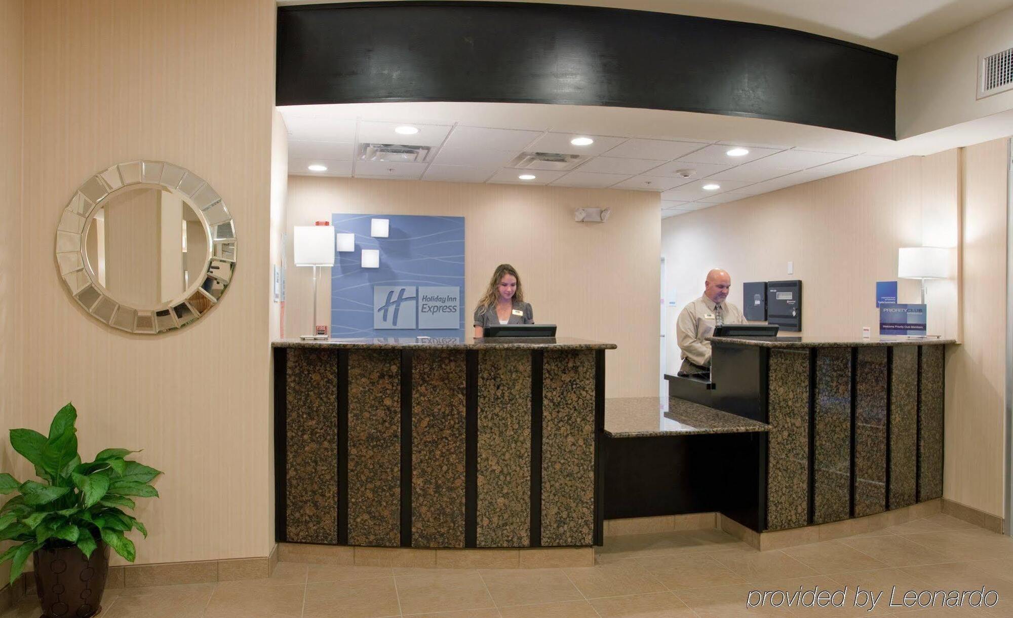 Holiday Inn Express & Suites North Topeka Ngoại thất bức ảnh
