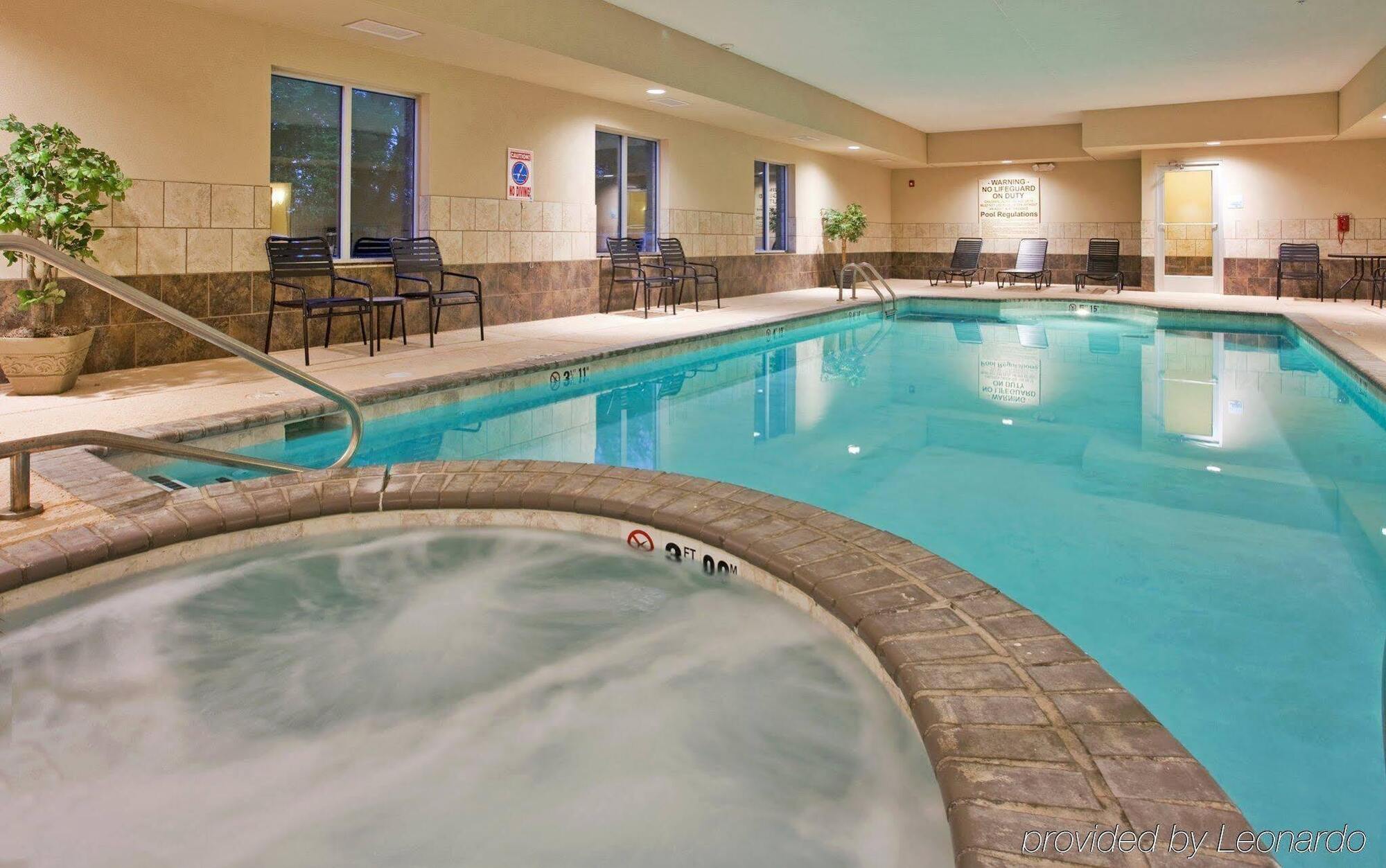Holiday Inn Express & Suites North Topeka Ngoại thất bức ảnh